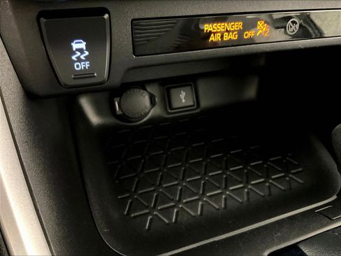 Used 2022 Toyota RAV4 XLE w/ Convenience Package AWD/4WD image 16