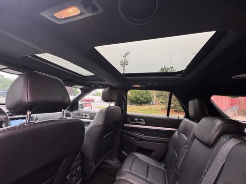 Used 2017 Ford Explorer XLT w/ Equipment Group 202A AWD/4WD image 9