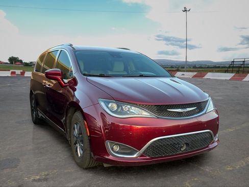Used 2019 Chrysler Pacifica Touring-L Plus w/ Advanced Safetytec Group FWD image 2