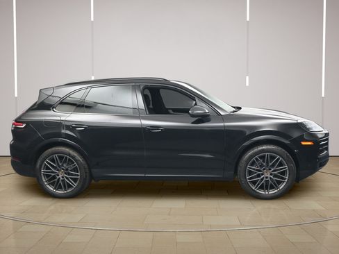 Certified 2025 Porsche Cayenne AWD/4WD image 23