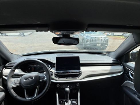 Used 2025 Jeep Compass Limited image 33