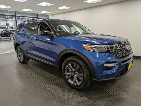 Certified 2022 Ford Explorer XLT w/ Equipment Group 202A image 3
