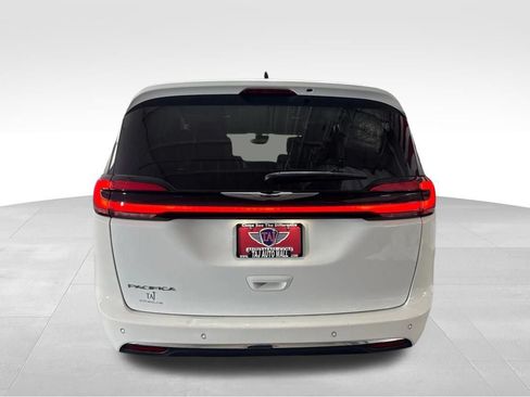 Used 2023 Chrysler Pacifica Touring-L FWD image 6