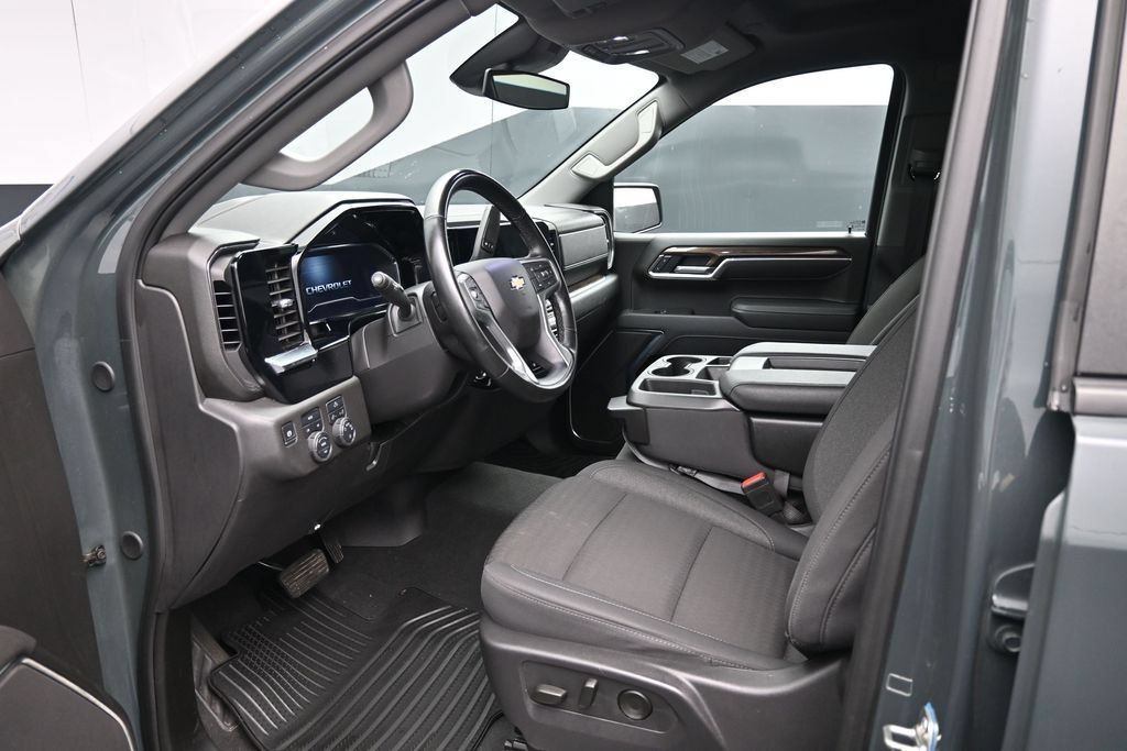 Used 2025 Chevrolet Silverado 1500 LT AWD/4WD image 15