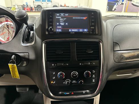 Used 2018 Dodge Grand Caravan SE w/ UConnect Hands-Free Group image 38