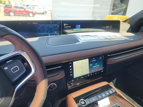 New 2025 Lincoln Navigator Reserve AWD/4WD image 28