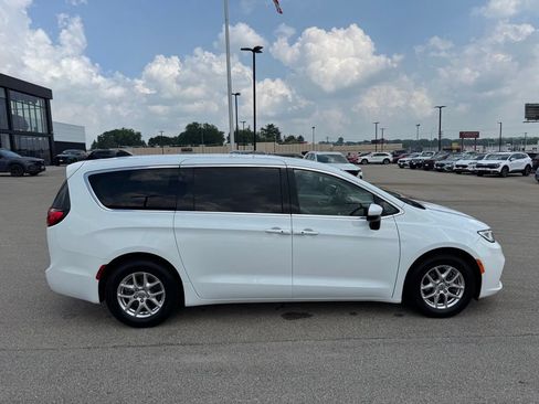 Used 2023 Chrysler Pacifica Touring-L FWD image 34
