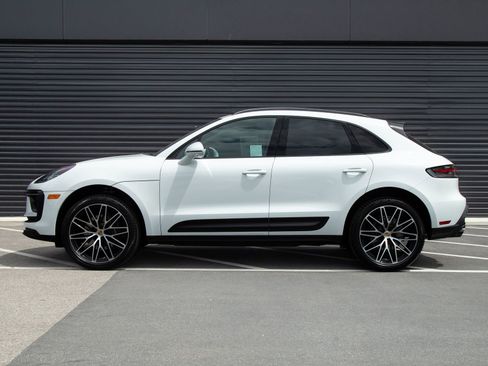 Certified 2026 Porsche Macan AWD/4WD image 2