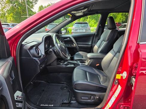 Used 2018 Toyota RAV4 SE w/ Power Extra Value Package AWD/4WD image 17