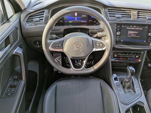 Used 2023 Volkswagen Tiguan SE w/ Panoramic Sunroof Package FWD image 13