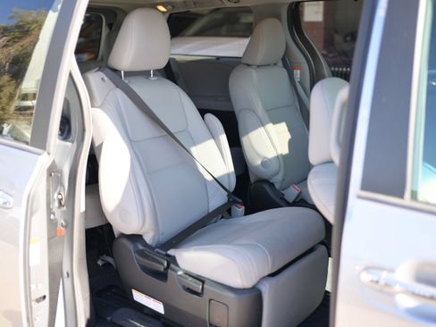 Used 2017 Toyota Sienna Limited FWD image 14