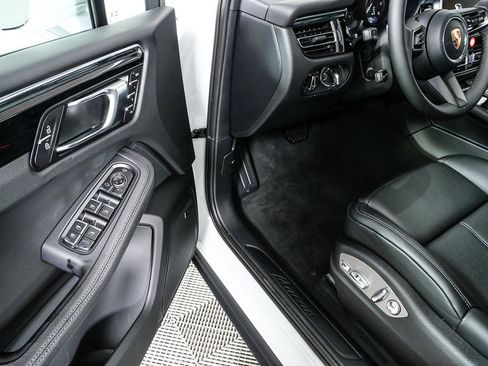 New 2026 Porsche Macan image 8