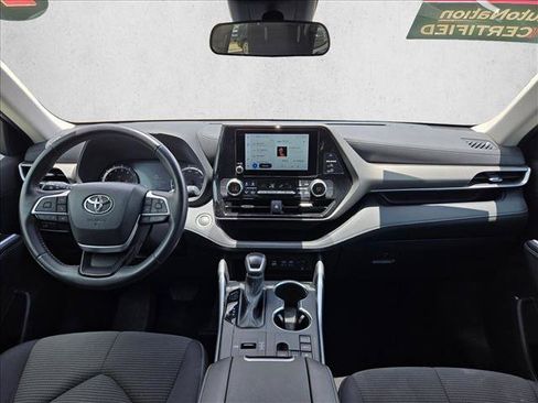 Used 2025 Toyota Highlander LE FWD image 16