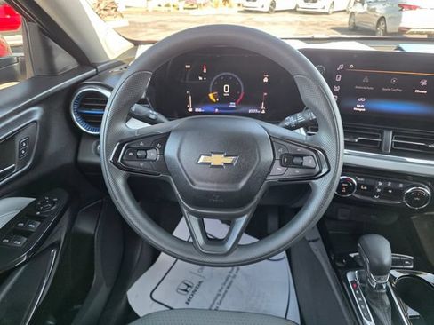 Used 2025 Chevrolet Trax LT FWD image 23