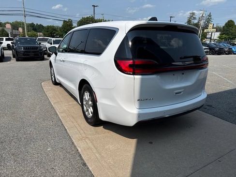 Certified 2024 Chrysler Pacifica Touring-L FWD image 6