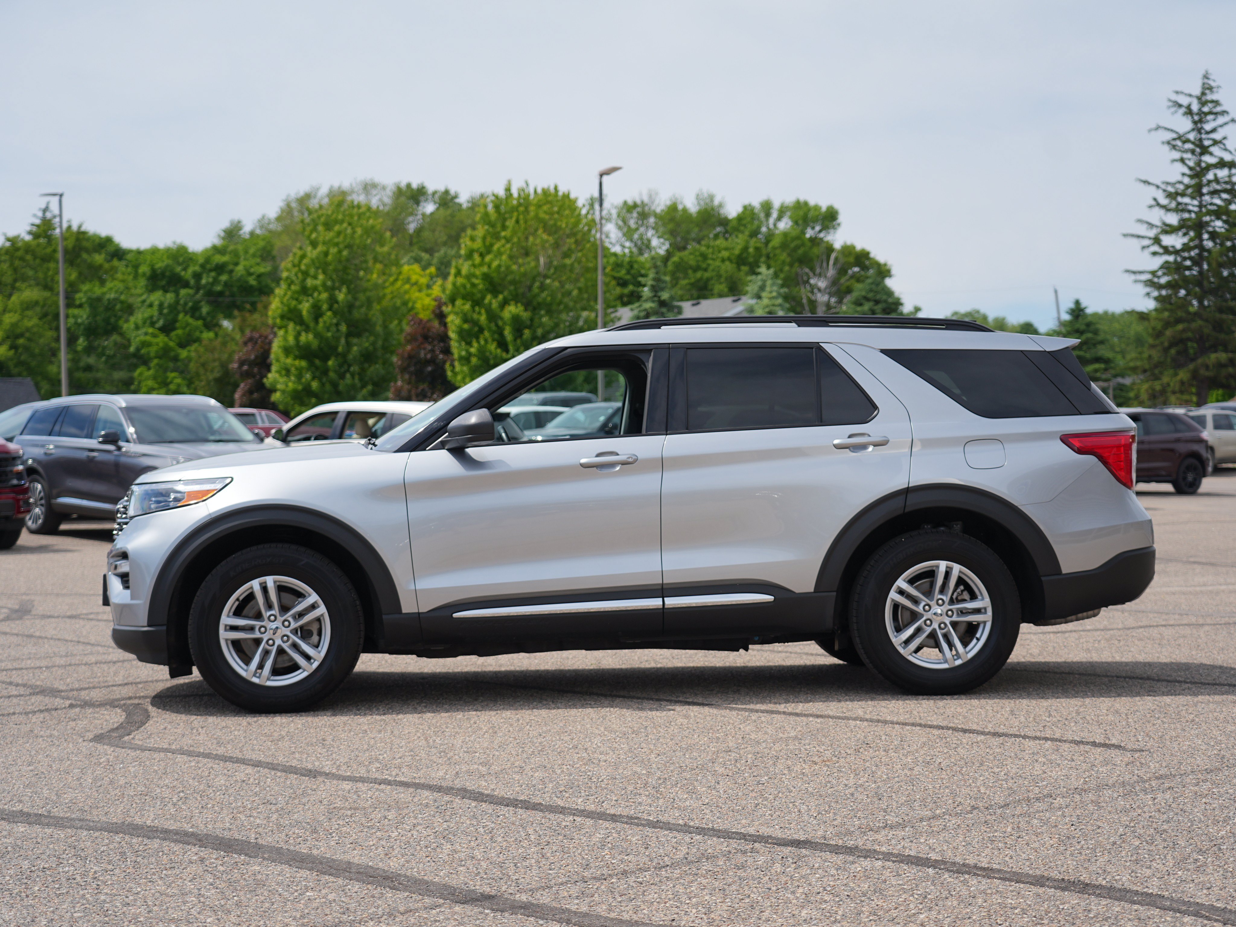 Used 2023 Ford Explorer XLT w/ Equipment Group 202A AWD/4WD image 7