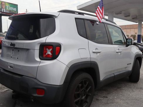 Used 2020 Jeep Renegade Altitude w/ UConnect 8.4 Nav Group FWD image 4