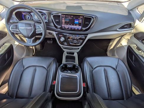 Used 2024 Chrysler Pacifica Touring-L FWD image 17