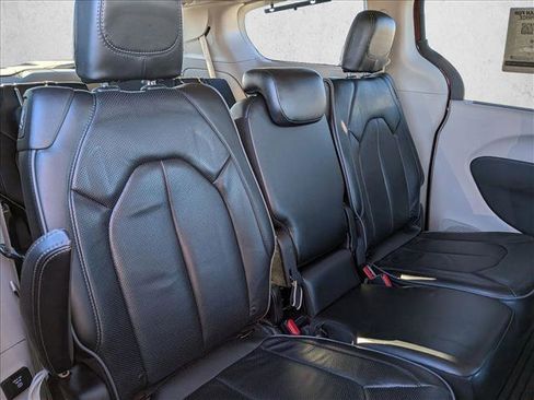 Used 2017 Chrysler Pacifica Limited image 23