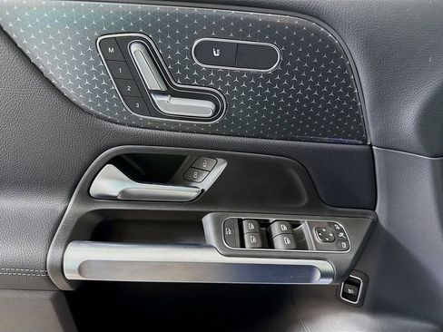 Used 2024 Mercedes-Benz GLB 250 4MATIC image 17