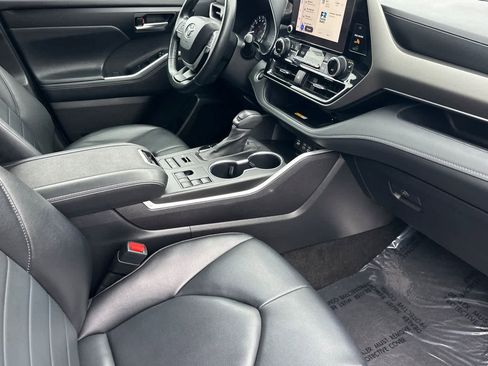 Used 2024 Toyota Highlander XLE image 18