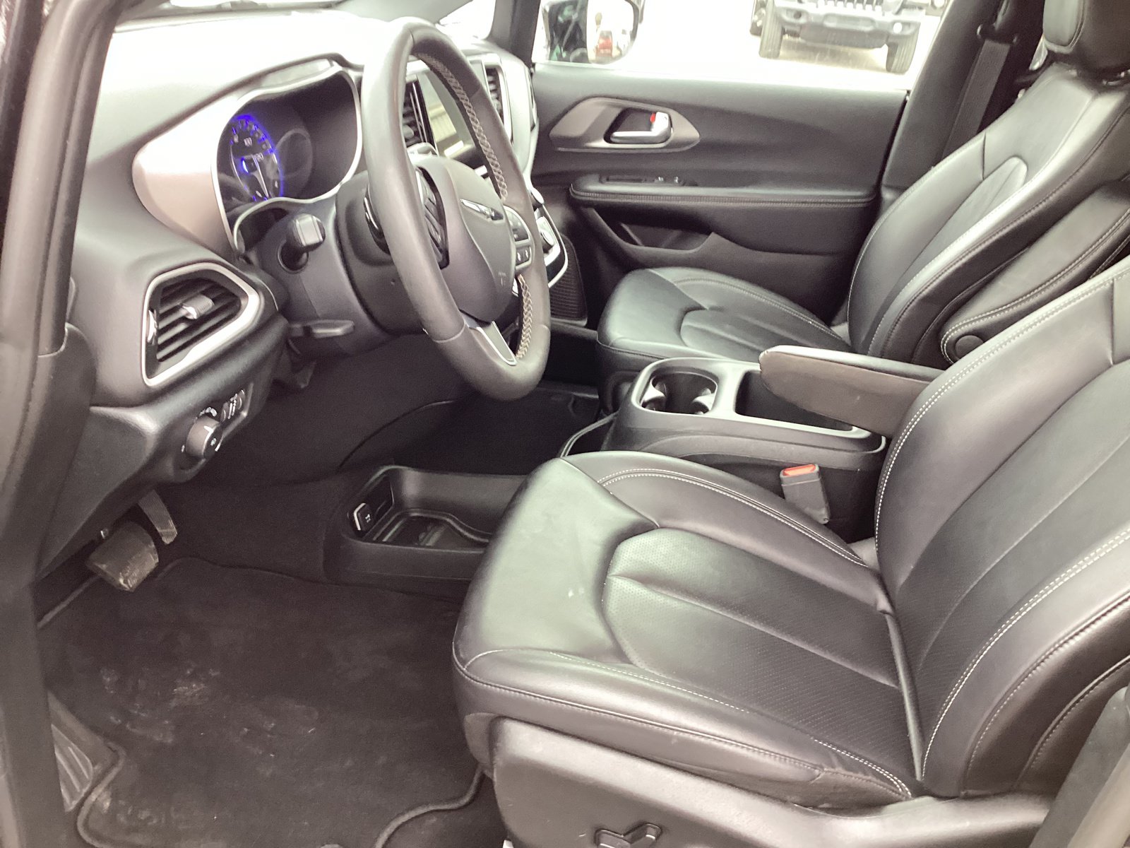 Used 2025 Chrysler Pacifica Select FWD image 11