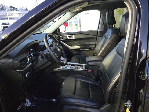Used 2021 Ford Explorer XLT w/ Equipment Group 202A image 6