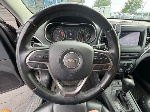 Used 2019 Jeep Cherokee Latitude Plus w/ Comfort/Convenience Group AWD/4WD image 9
