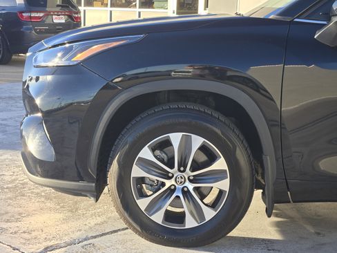 Used 2024 Toyota Highlander XLE image 9