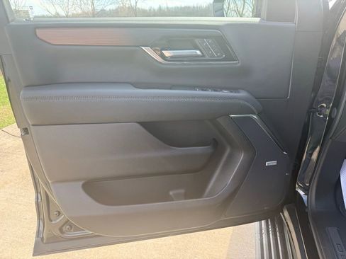 Used 2025 GMC Yukon XL Denali w/ Sun & Power Step Package image 31