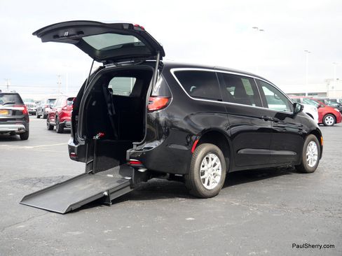 Used 2025 Chrysler Pacifica Select FWD image 11
