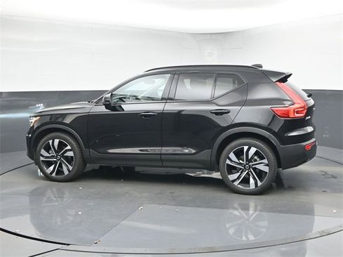 Used 2024 Volvo XC40 B5 Plus w/ Climate Package image 5