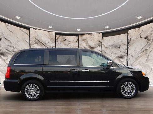 Used 2015 Chrysler Town & Country Touring-L w/ Driver Convenience Group FWD image 5