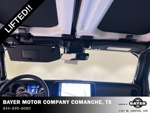 Used 2025 Jeep Gladiator Mojave AWD/4WD image 19