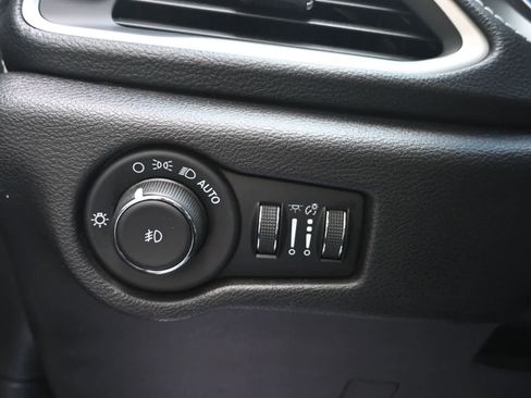 Used 2021 Chrysler Pacifica Touring-L w/ Uconnect Theater Family Group FWD image 19