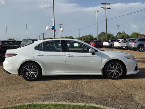 Used 2022 Toyota Camry XLE FWD image 4