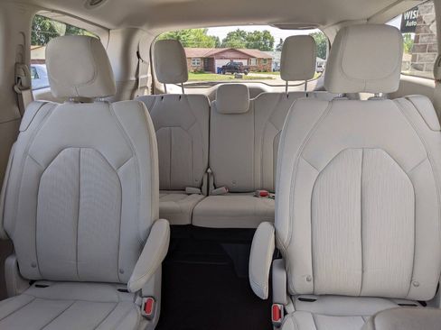 Used 2017 Chrysler Pacifica Touring FWD image 19