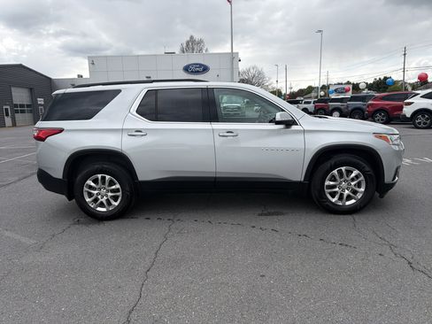 Used 2021 Chevrolet Traverse LT w/ LPO, Floor Liner Package AWD/4WD image 2