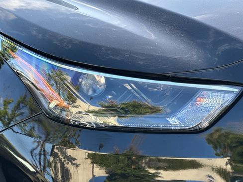 Used 2022 Toyota Highlander XLE AWD/4WD image 11