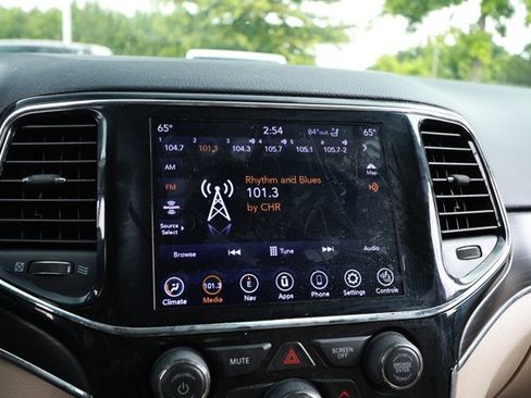Used 2020 Jeep Grand Cherokee Limited w/ Luxury Group II RWD image 16