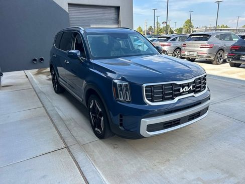 Used 2025 Kia Telluride S FWD image 3