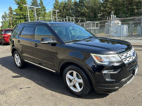 Used 2018 Ford Explorer XLT w/ Equipment Group 202A image 3