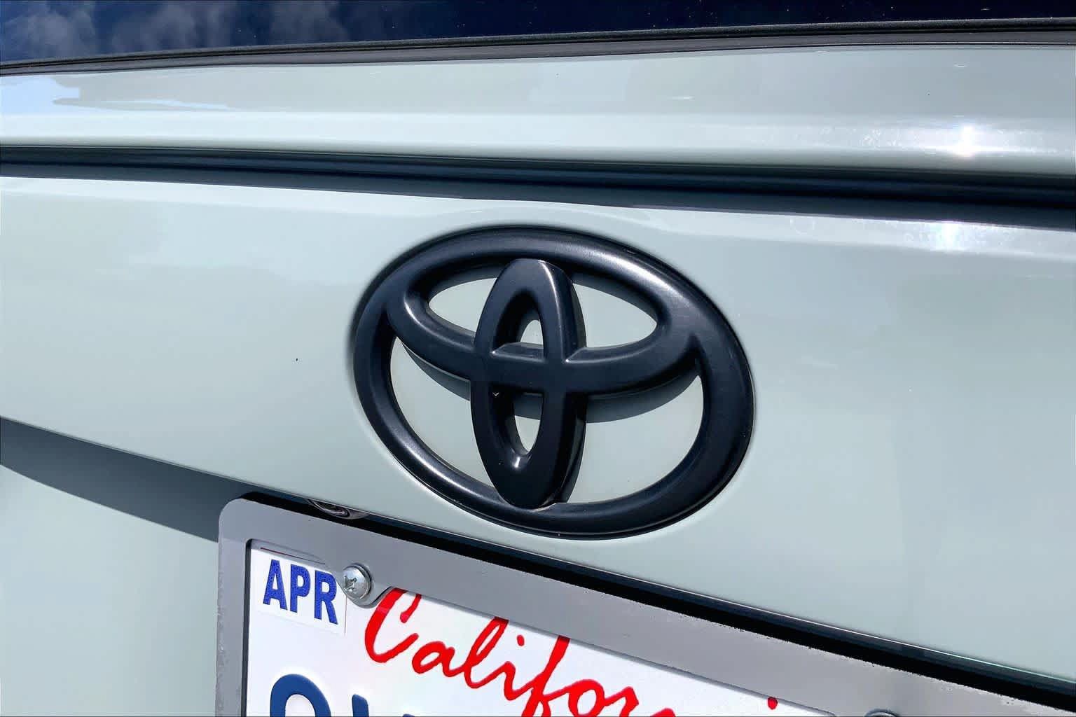 Used 2021 Toyota RAV4 XLE Premium AWD/4WD image 30