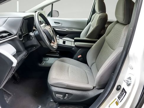 Used 2025 Toyota Sienna LE FWD image 8