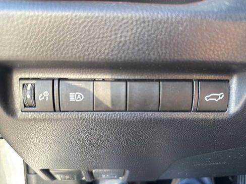 Used 2019 Toyota RAV4 Limited image 12