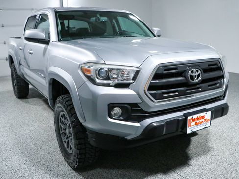 Used 2017 Toyota Tacoma SR5 AWD/4WD image 5