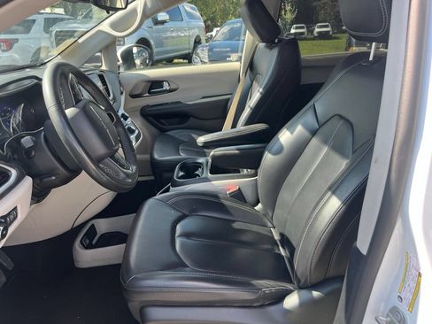 Used 2023 Chrysler Pacifica Touring-L FWD image 13