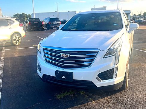Used 2018 Cadillac XT5 Premium Luxury FWD image 2