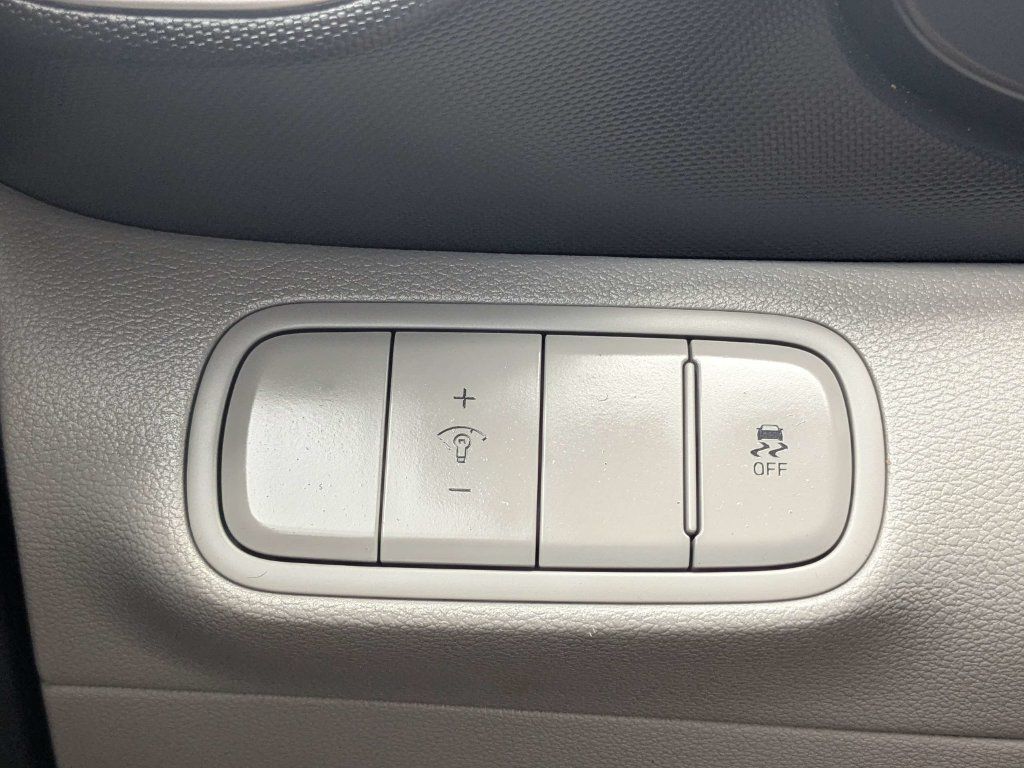 Used 2023 Hyundai Venue SEL FWD image 29