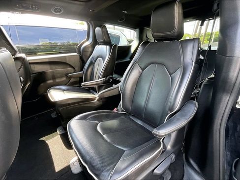 Used 2024 Chrysler Pacifica Premium FWD image 22